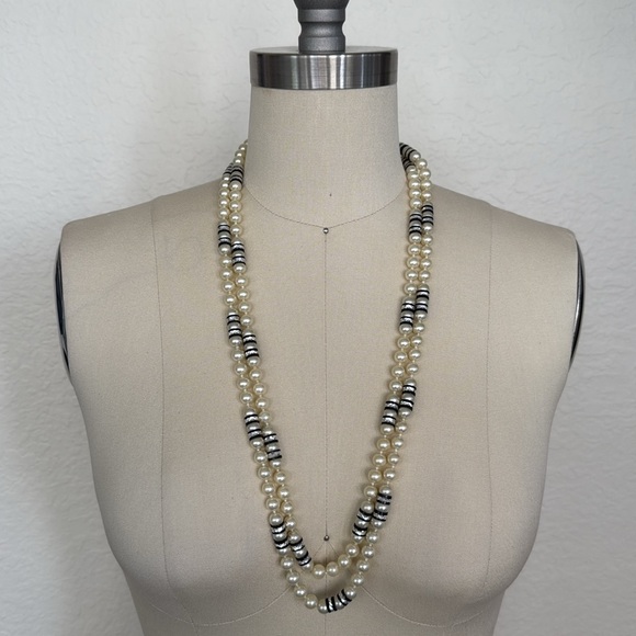 VINTAGE⚜️CLASSY Cultured Faux Pearl & Crystal Necklace - Picture 5 of 15